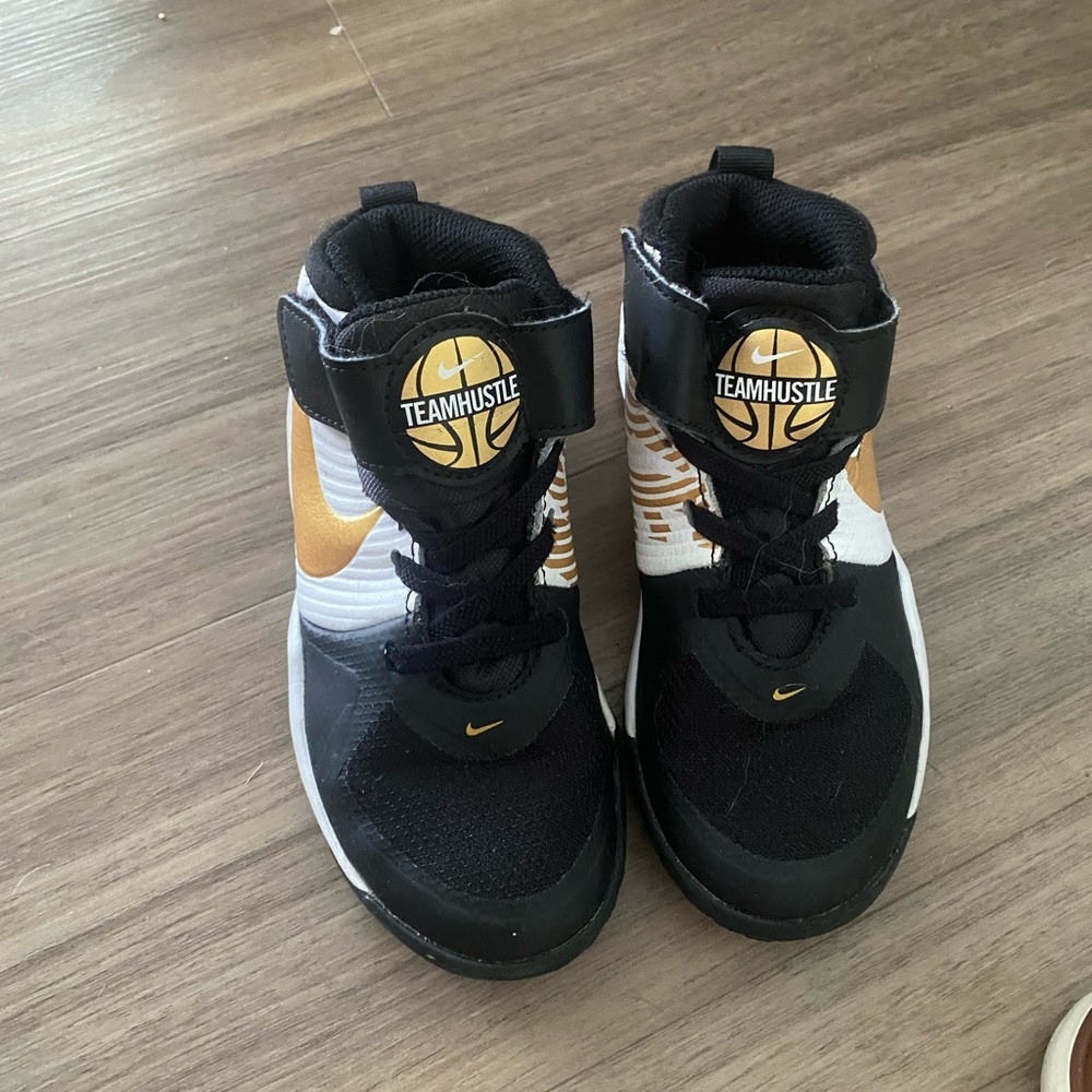 Nike Team Hustle D 9 Basketball Shoe